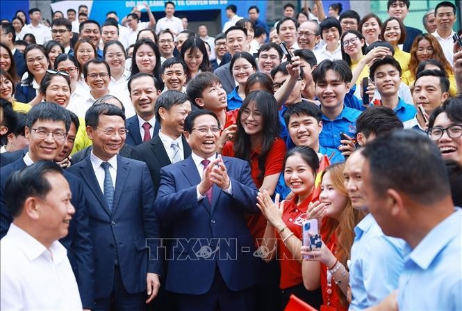 Thủ tướng Phạm Minh Chính với lãnh đạo và sinh viên Học viện Công nghệ Bưu chính Viễn thông. Ảnh: Dương Giang/TTXVN Thủ tướng Phạm Minh Chính với lãnh đạo và sinh viên Học viện Công nghệ Bưu chính Viễn thông. Ảnh: Dương Giang/TTXVN