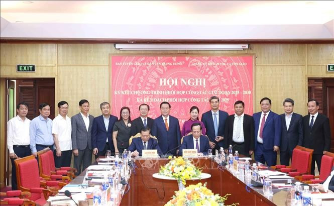 Phó Trưởng Ban Tuyên giáo và Dân vận Trung ương Lại Xuân Môn và Bộ trưởng Bộ Dân tộc và Tôn giáo Đào Ngọc Dung ký kết phối hợp công tác giữa hai cơ quan. Ảnh: Phương Hoa/TTXVN Phó Trưởng Ban Tuyên giáo và Dân vận Trung ương Lại Xuân Môn và Bộ trưởng Bộ Dân tộc và Tôn giáo Đào Ngọc Dung ký kết phối hợp công tác giữa hai cơ quan. Ảnh: Phương Hoa/TTXVN