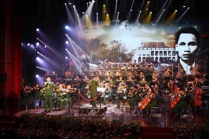 Phần khai từ với tác phẩm Overture “Đất nước bên bờ sóng - Dấu chân phía trước” mở đầu Chương trình. Phần khai từ với tác phẩm Overture “Đất nước bên bờ sóng - Dấu chân phía trước” mở đầu Chương trình.