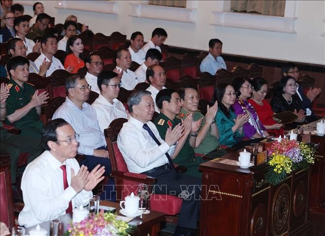 Tổng Bí thư Tô Lâm và các đại biểu dự Chương trình hoà nhạc đặc biệt "Bản giao hưởng hoà bình”. Ảnh: Thống Nhất/TTXVN Tổng Bí thư Tô Lâm và các đại biểu dự Chương trình hoà nhạc đặc biệt "Bản giao hưởng hoà bình”. Ảnh: Thống Nhất/TTXVN