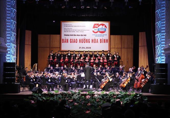Chương trình hoà nhạc đặc biệt "Bản giao hưởng hoà bình”. Ảnh: Thống Nhất/TTXVN Chương trình hoà nhạc đặc biệt "Bản giao hưởng hoà bình”. Ảnh: Thống Nhất/TTXVN
