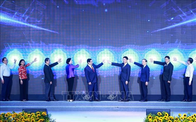 Thủ tướng Phạm Minh Chính và các đại biểu phát động Phong trào “Cả nước thi đua đổi mới sáng tạo và chuyển đổi số”. Ảnh: Dương Giang/TTXVN Thủ tướng Phạm Minh Chính và các đại biểu phát động Phong trào “Cả nước thi đua đổi mới sáng tạo và chuyển đổi số”. Ảnh: Dương Giang/TTXVN