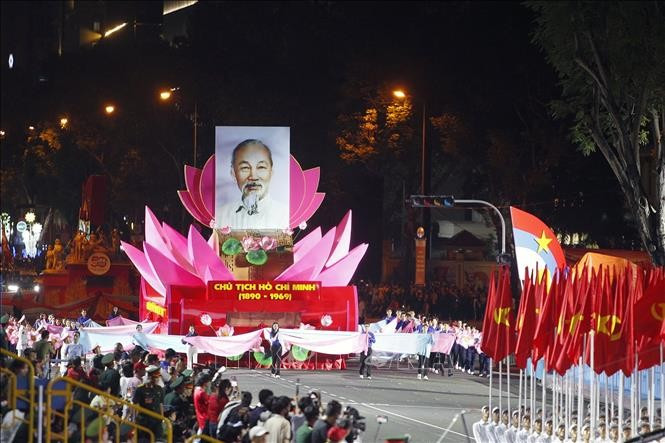 Diễu hành xe hoa mang hình Chủ tịch Hồ Chí Minh trong buổi Tổng hợp luyện diễu binh, diễu hành lần 2. Ảnh: Thanh Vũ/TTXVN Diễu hành xe hoa mang hình Chủ tịch Hồ Chí Minh trong buổi Tổng hợp luyện diễu binh, diễu hành lần 2. Ảnh: Thanh Vũ/TTXVN
