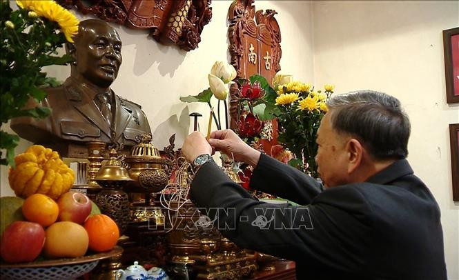 Tổng Bí thư Tô Lâm dâng hương tưởng nhớ Đại tướng Văn Tiến Dũng. Ảnh: TTXVN Tổng Bí thư Tô Lâm dâng hương tưởng nhớ Đại tướng Văn Tiến Dũng. Ảnh: TTXVN