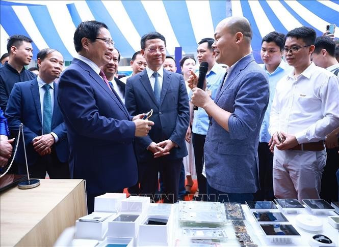 Thủ tướng Phạm Minh Chính tham quan trưng bày sản phẩm đổi mới sáng tạo và chuyển đổi số”. Ảnh: Dương Giang/TTXVN Thủ tướng Phạm Minh Chính tham quan trưng bày sản phẩm đổi mới sáng tạo và chuyển đổi số”. Ảnh: Dương Giang/TTXVN