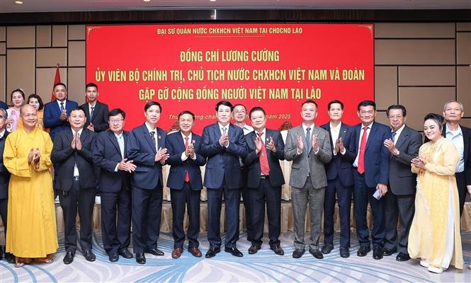 Chủ tịch nước Lương Cường với đại diện cộng đồng người Việt Nam tại Lào. Ảnh: Lâm Khánh/TTXVN Chủ tịch nước Lương Cường với đại diện cộng đồng người Việt Nam tại Lào. Ảnh: Lâm Khánh/TTXVN