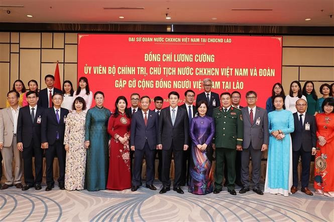 Chủ tịch nước Lương Cường với đại diện cộng đồng người Việt Nam tại Lào. Ảnh: Lâm Khánh/TTXVN Chủ tịch nước Lương Cường với đại diện cộng đồng người Việt Nam tại Lào. Ảnh: Lâm Khánh/TTXVN