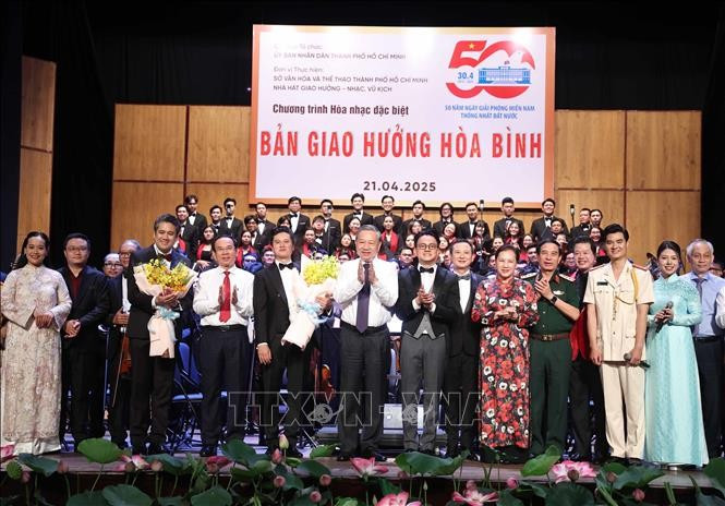 Tổng Bí thư Tô Lâm và đại biểu cùng các nghệ sĩ biểu diễn trong Chương trình hòa nhạc đặc biệt "Bản giao hưởng hoà bình”. Ảnh: Thống Nhất/TTXVN hoa-nhac.jpg