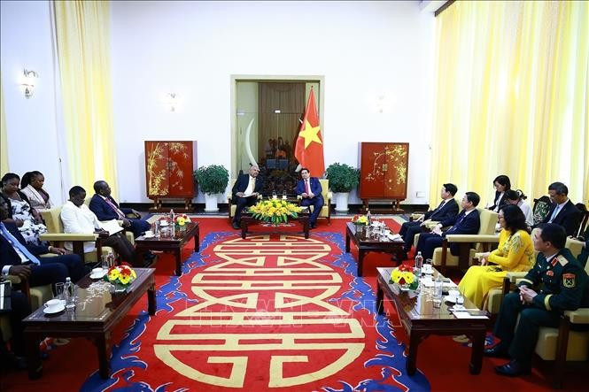 Thủ tướng Phạm Minh Chính tiếp Bộ trưởng Ngoại giao và Hợp tác Đông Phi nước Cộng hòa Thống nhất Tanzania Mahmoud Thabit Kombo. Ảnh: Dương Giang/TTXVN Thủ tướng Phạm Minh Chính tiếp Bộ trưởng Ngoại giao và Hợp tác Đông Phi nước Cộng hòa Thống nhất Tanzania Mahmoud Thabit Kombo. Ảnh: Dương Giang/TTXVN
