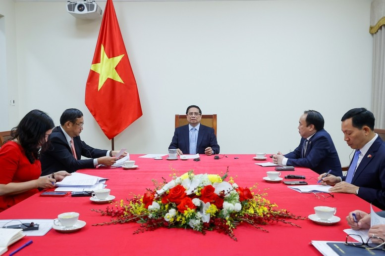Thủ tướng Phạm Minh Chính điện đàm với Thủ tướng Malaysia Anwar Ibrahim để trao đổi về hợp tác song phương và một số vấn đề khu vực, quốc tế. Ảnh: VGP/Nhật Bắc Thủ tướng Phạm Minh Chính điện đàm với Thủ tướng Malaysia Anwar Ibrahim để trao đổi về hợp tác song phương và một số vấn đề khu vực, quốc tế. Ảnh: VGP/Nhật Bắc