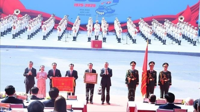 Tổng Bí thư Tô Lâm thay mặt lãnh đạo Đảng, Nhà nước trao tặng danh hiệu “Anh hùng Lao động” cho Đảng bộ, Chính quyền và Nhân dân TP. Hồ Chí Minh. Ảnh: TTXVN trao1-4379.jpg