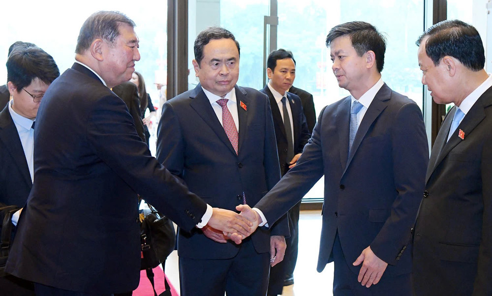 Chủ tịch Quốc hội Trần Thanh Mẫn giới thiệu các thành viên trong Đoàn với Thủ tướng Nhật Bản Ishiba Shigeru. Ảnh: Lâm Hiển Chủ tịch Quốc hội Trần Thanh Mẫn giới thiệu các thành viên trong Đoàn với Thủ tướng Nhật Bản Ishiba Shigeru. Ảnh: Lâm Hiển