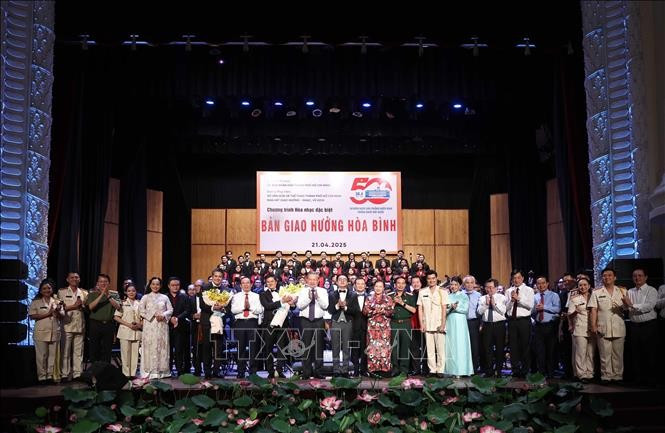 Tổng Bí thư Tô Lâm và đại biểu cùng các nghệ sĩ biểu diễn trong Chương trình hòa nhạc đặc biệt "Bản giao hưởng hoà bình”. Ảnh: Thống Nhất/TTXVN hoa-chac-2.jpg