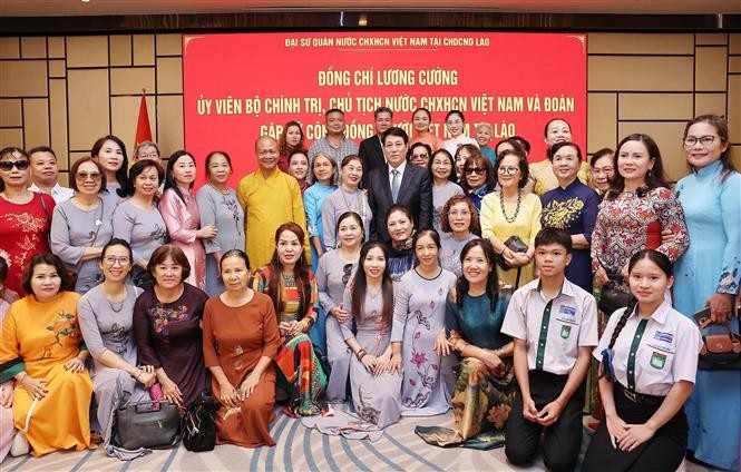 Chủ tịch nước Lương Cường với đại diện cộng đồng người Việt Nam tại Lào. Ảnh: Lâm Khánh/TTXVN Chủ tịch nước Lương Cường với đại diện cộng đồng người Việt Nam tại Lào. Ảnh: Lâm Khánh/TTXVN