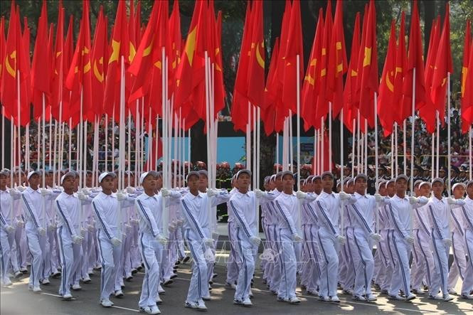 Khối cờ Đảng, cờ Tổ quốc tiến qua lễ đài. Ảnh: TTXVN Khối cờ Đảng, cờ Tổ quốc tiến qua lễ đài. Ảnh: TTXVN