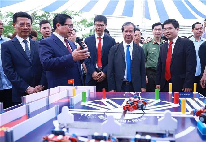 Thủ tướng Phạm Minh Chính tham quan trưng bày sản phẩm đổi mới sáng tạo và chuyển đổi số”. Ảnh: Dương Giang/TTXVN. Thủ tướng Phạm Minh Chính tham quan trưng bày sản phẩm đổi mới sáng tạo và chuyển đổi số”. Ảnh: Dương Giang/TTXVN.