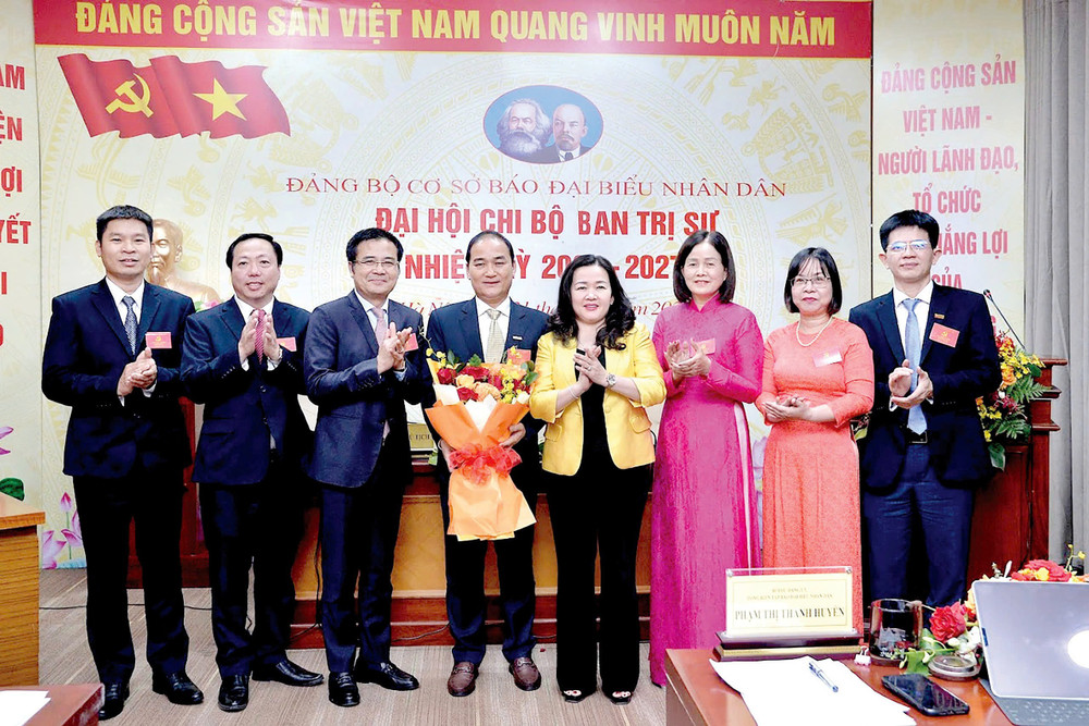 Bí thư Đảng ủy, Tổng Biên tập Báo Đại biểu Nhân dân Phạm Thị Thanh Huyền và các đại biểu chụp ảnh lưu niệm với Chi ủy Chi bộ Ban Trị sự nhiệm kỳ 2025 - 2027 tbtxxx.jpg