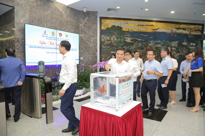 Lãnh đạo, người lao động Petrovietnam quyên góp ủng hộ, trao quà cho đồng bào bị thiệt hại do bão số 3 Lãnh đạo, người lao động Petrovietnam quyên góp ủng hộ, trao quà cho đồng bào bị thiệt hại do bão số 3