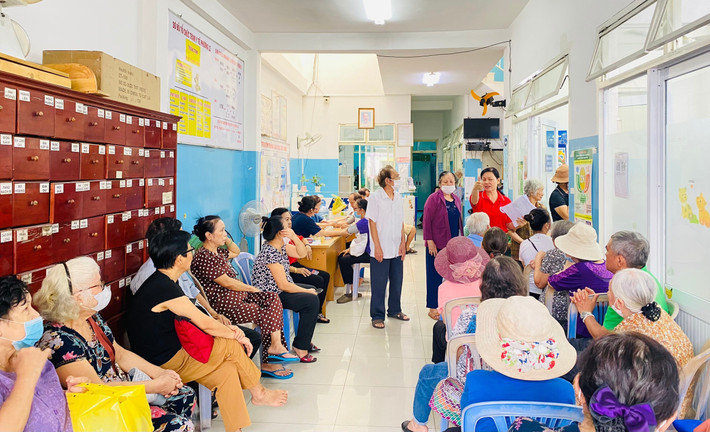 Người cao tuổi đến khám sức khỏe tại Trạm y tế xã. Ảnh: Nhàn Lê 4.jpg