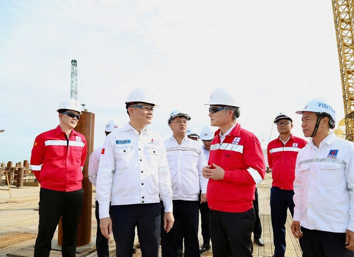 Tổng giám đốc Petrovietnam Lê Ngọc Sơn kiểm tra thực địa công trường triển khai các phần việc liên quan của Dự án Phát triển Mỏ khí Lô B a5-1.jpg