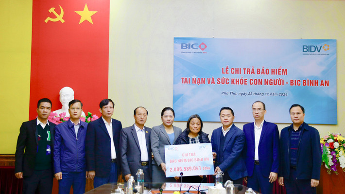 Đại diện lãnh đạo BIC và BIDV trao tiền bảo hiểm cho gia đình khách hàng dai-dien-lanh-dao-bic-va-bidv-trao-tien-bao-hiem-cho-gia-dinh-khach-hang.jpg