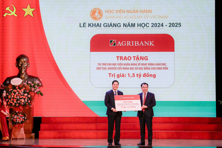 Ông Đoàn Ngọc Lưu - Phó Tổng Giám đốc Agribank trao tặng tài trợ Học viện Ngân hàng về hoạt động giáo dục, đào tạo, nghiên cứu khoa học và học bổng cho sinh viên. anh-8.jpg