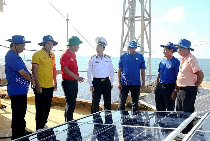Đoàn công tác EVN, EVNSPC kiểm tra hệ thống điện tại Trường Sa, tháng 5.2024. Ảnh: EVN 1000019222.jpg