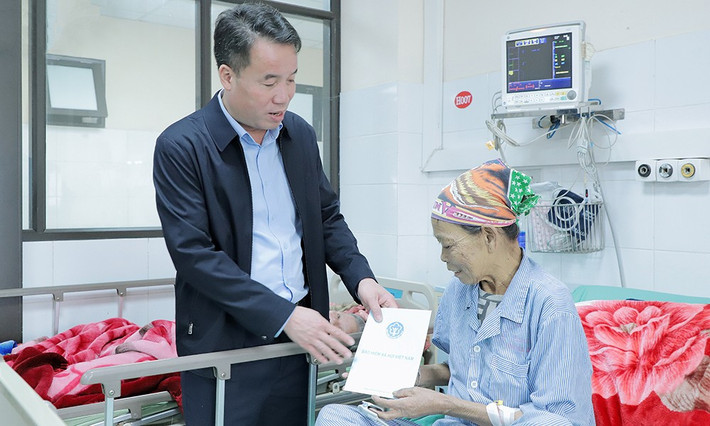 Tổng Giám đốc Nguyễn Thế Mạnh tặng quà cho bệnh nhân đang điều trị tại BVĐK tỉnh Hòa Bình Tổng Giám đốc Nguyễn Thế Mạnh tặng quà cho bệnh nhân đang điều trị tại BVĐK tỉnh Hòa Bình