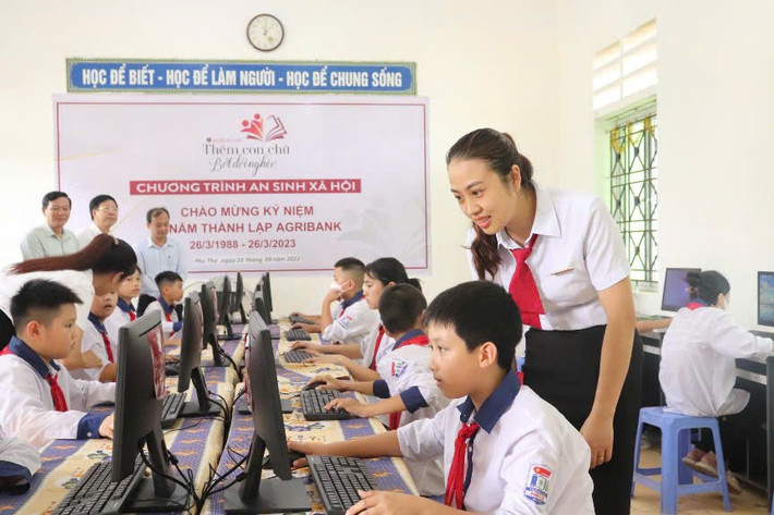 Agribank trao tặng máy vi tính để bàn cho học sinh trong chương trình "Thêm con chữ, bớt đói nghèo" anh-6.jpg
