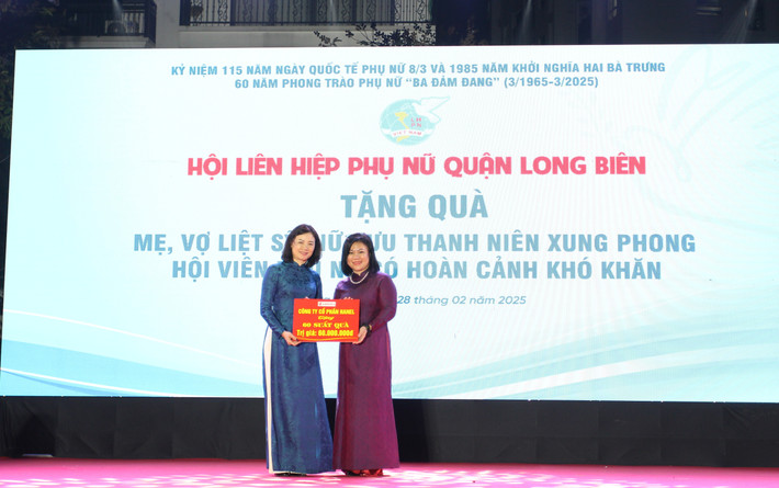 Chủ tịch HĐQT Công ty Hanel Bùi Thị Hải Yến (bên phải) tặng 60 suất quà của Hanel trị giá 60 triệu đồng cho các mẹ, vợ liệt sỹ, nữ cựu thanh niên xung phong quận Long Biên. 2822025-hanel-giao-luu-va-tang-qua-nhan-dip-ky-niem-60-nam-phong-trao-ba-dam-dang-qlong-bien-3.jpg