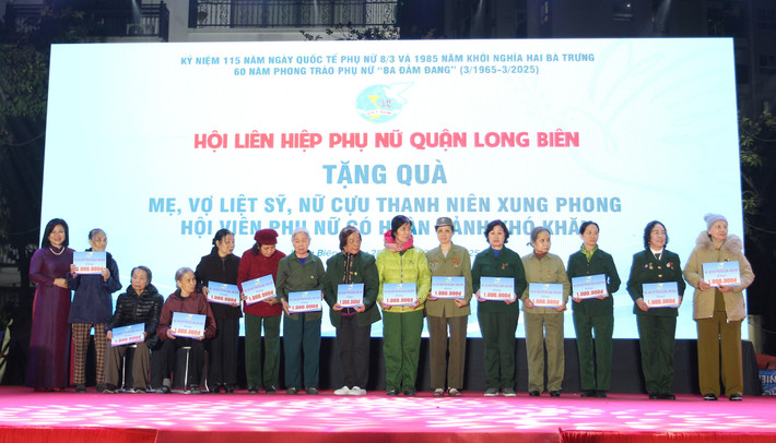 Chủ tịch HĐQT Công ty Hanel Bùi Thị Hải Yến (ngoài cùng bên trái) tặng quà của Hanel cho các mẹ, vợ liệt sỹ, nữ cựu thanh niên xung phong quận Long Biên. 2822025-hanel-giao-luu-va-tang-qua-nhan-dip-ky-niem-60-nam-phong-trao-ba-dam-dang-qlong-bien-4.jpg