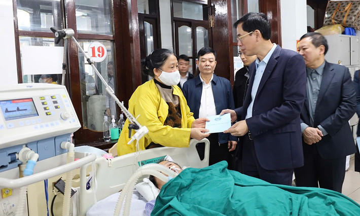 Phó Tổng Giám đốc Đào Việt Ánh trao tặng quà cho người nhà bệnh nhân BHYT đang điều trị tại BVĐK tỉnh Nam Định Phó Tổng Giám đốc Đào Việt Ánh trao tặng quà cho người nhà bệnh nhân BHYT đang điều trị tại BVĐK tỉnh Nam Định