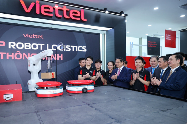 Thủ tướng Chính phủ Phạm Minh Chính thăm gian hàng của Viettel. Ảnh: Đức Thọ Thç t°Ûng Chính phç Ph¡m Minh Chính ánh giá cao các gi£i pháp công nghÇ Viettel mang tÛi triÃn lãm.jpg
