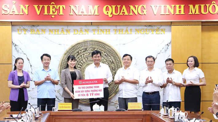 Ông Phạm Toàn Vượng - Tổng Giám đốc Agribank trao 6 tỷ đồng tài trợ chương trình an sinh xã hội xây dựng trường tiểu học tại Võ Nhai anh-1.jpg