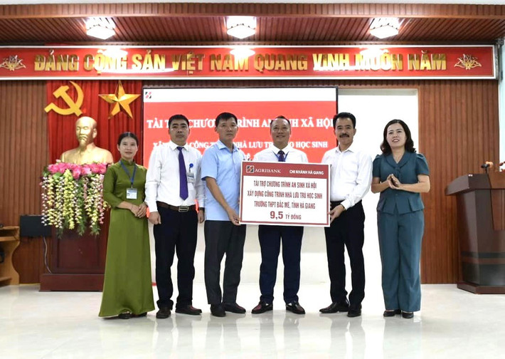 Agribank trao 9,5 tỷ đồng kinh phí xây dựng nhà lưu trú cho học sinh tại Bắc Mê, tỉnh Hà Giang anh-2.jpg