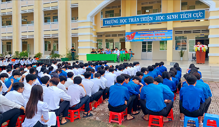 Ban CHQS huyện Cầu Ngang tuyên truyền pháp luật biển, đảo cho học sinh Trường THPT Dương Quang Đông, thị trấn Cầu Ngang Ban CHQS huyện Cầu Ngang tuyên truyền pháp luật biển, đảo cho học sinh Trường THPT Dương Quang Đông, thị trấn Cầu Ngang