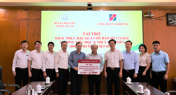 Ông Phạm Hồ Bắc, Phó Chủ tịch Thường trực Công đoàn Agribank trong chương trình hỗ trợ ngành giáo dục tỉnh Lào Cai khắc phục hậu quả cơn bão số 3 anh-4.jpg