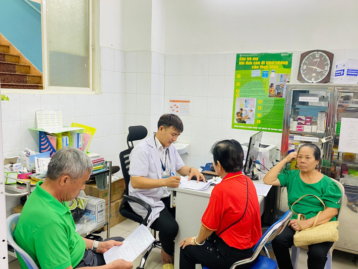 Người cao tuổi đến khám sức khỏe tại Trạm y tế xã. Ảnh: Nhàn Lê 2.jpg