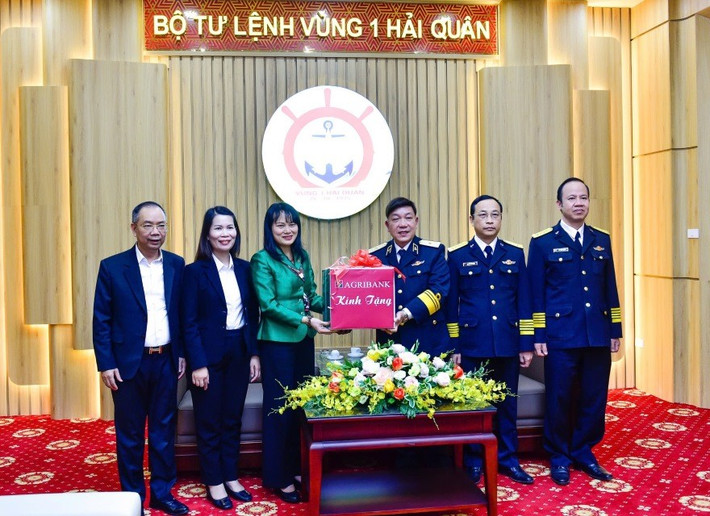 Bà Phùng Thị Bình, Phó Tổng Giám đốc Agribank tặng quà Bộ Tư lệnh Vùng 1 Hải quân 1-ba-phung-thi-binh-ptgd-agriabank-tang-qua-bo-tu-lenh-vung-1-hai-quan.jpg