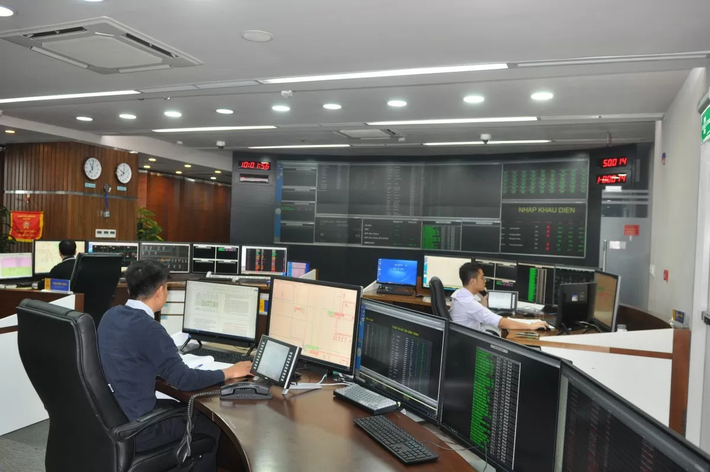 Các kỹ sư tại Trung tâm điều độ hệ thống điện miền Bắc Các kỹ sư tại Trung tâm điều độ hệ thống điện miền Bắc