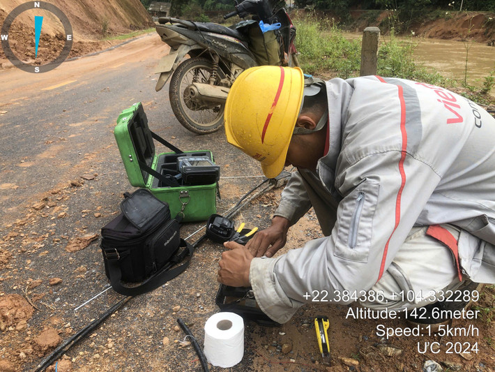 Kỹ thuật viên Viettel hàn cáp, khắc phục gián đoạn thông tin tại xã Nậm Lúc, huyện Bắc Hà, tỉnh Lào Cai ngày 11.9. Ảnh: Việt Hà Anh han 2 cap Nam Luc.jpg