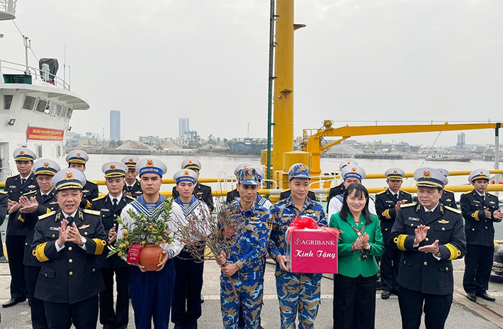 Đoàn công tác cùng những phần quà ý nghĩa đặc trưng của ngày Tết trên chuyến tàu chuyển đến chiến sỹ, bà con nhân dân trên huyện đảo Bạch Long Vĩ 5-doan-cong-tac-cung-nhung-phan-qua-y-nghia-dac-trung-cua-ngay-tet-tren-chuyen-tau-chuyen-den-chien-sy-ba-con-nhan-dan-tren-huyen-dao-bach-long-vi.jpg