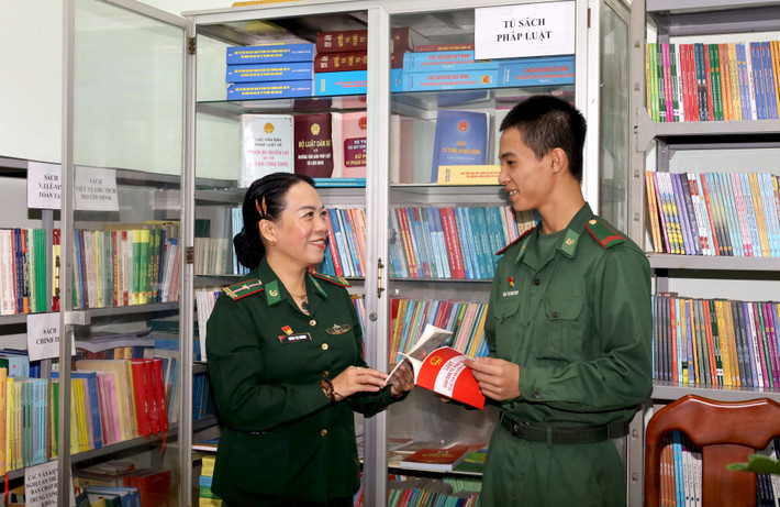 Tủ sách pháp luật tại Bộ Chỉ huy Bộ đội Biên phòng tỉnh Khánh Hòa. Ảnh: Vũ Nguyên Tủ sách pháp luật tại Bộ Chỉ huy Bộ đội Biên phòng tỉnh Khánh Hòa. Ảnh: Vũ Nguyên