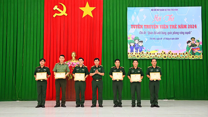 Bộ Chỉ huy Quân sự tỉnh Trà Vinh trao giải Hội thi tuyên truyền viên trẻ dành cho lực lượng vũ trang nhân dân năm 2024. Ảnh: Hữu Hiệp Bộ Chỉ huy Quân sự tỉnh Trà Vinh trao giải Hội thi tuyên truyền viên trẻ dành cho lực lượng vũ trang nhân dân năm 2024. Ảnh: Hữu Hiệp
