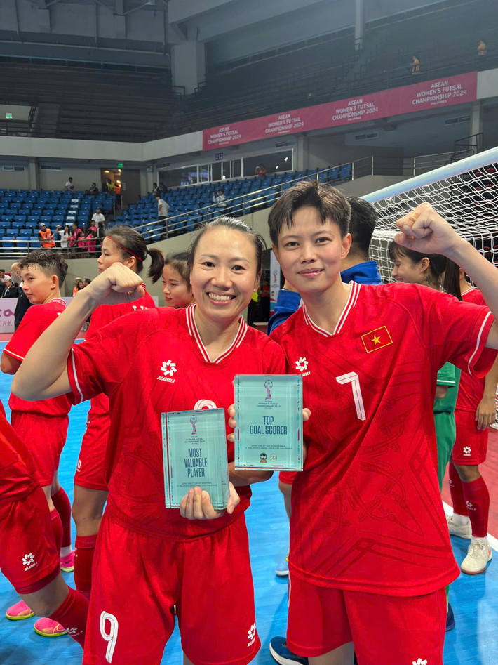 Hai cầu thủ của đội tuyển nữ futsal Việt Nam được nhận giải thưởng cá nhân: Phương Anh - Cầu thủ ghi nhiều bàn thắng nhất giải (5 bàn); Thanh Hằng - Cầu thủ xuất sắc nhất giải. Ảnh: VFF img-9424.jpg