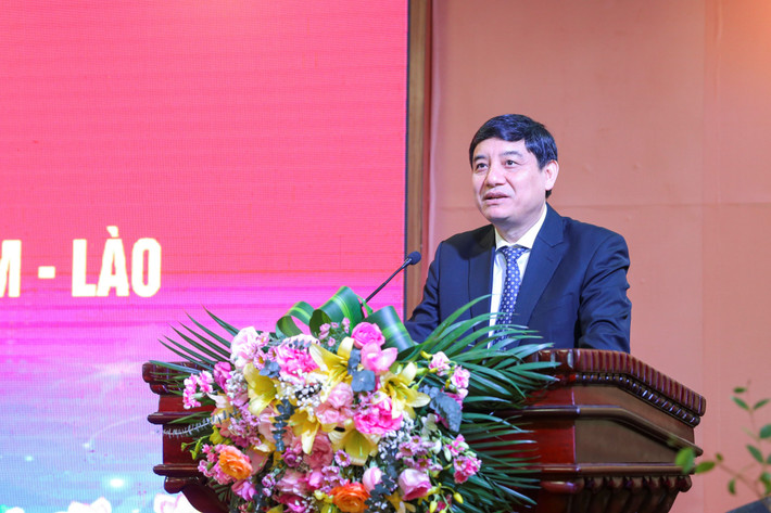 Chủ nhiệm Ủy ban Văn hóa, Giáo dục, Chủ tịch Hội hữu nghị Việt Nam - Lào Nguyễn Đắc Vinh trình bày diễn văn tại cuộc gặp mặt. Ảnh: Đinh Hòa hoa-3080viet-lao00.jpg