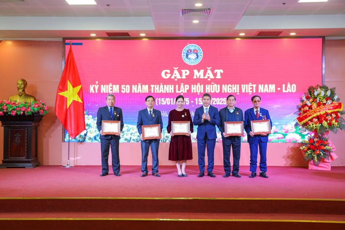 Chủ tịch Liên hiệp các tổ chức hữu nghị Việt Nam Phan Anh Sơn trao Kỷ niệm chương "Vì hòa bình, hữu nghị giữa các dân tộc" cho các cá nhân có thành tích xuất sắc trong công tác đối ngoại nhân dân Việt Nam - Lào. Ảnh: Đinh Hòa hoa-3080viet-lao3.jpg
