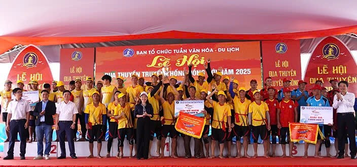 Ban tổ chức trao giải nhất, nhì, ba cho các đội đua dua-thuyen.jpg