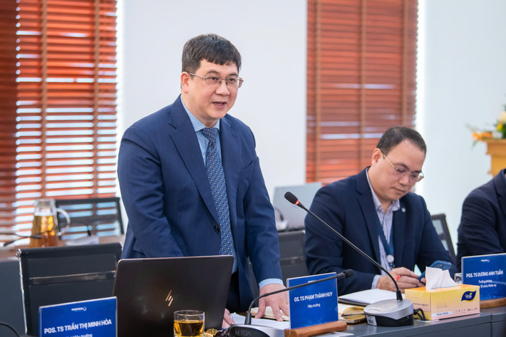 GS.TS. Phạm Thành Huy - Hiệu trưởng Trường Đại học Phenikaa cho biết, mặc dù là trường đại học tư thục nhưng nhà trường mạnh dạn tập trung đầu tư các ngành STEM như thiết kế vi mạch, bán dẫn, AI... Ảnh: Nghĩa Đức gs-nguon-nhan-luc-lam-viec-voi-phenikaa5.jpg
