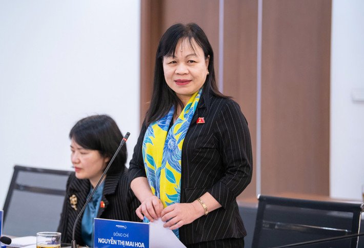 Phó Chủ nhiệm Ủy ban Văn hóa và Xã hội Nguyễn Thị Mai Hoa tìm hiểu về định hướng đào tạo của nhà trường để đáp ứng yêu cầu học tập suốt đời trong bối cảnh khoa học - công nghệ thay đổi nhanh chóng. Ảnh: Nghĩa Đức gs-nguon-nhan-luc-lam-viec-voi-phenikaa2.jpg